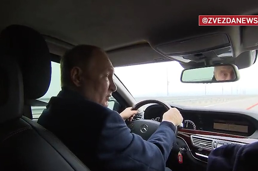Путин кара кола по Кримския мост (ВИДЕО)