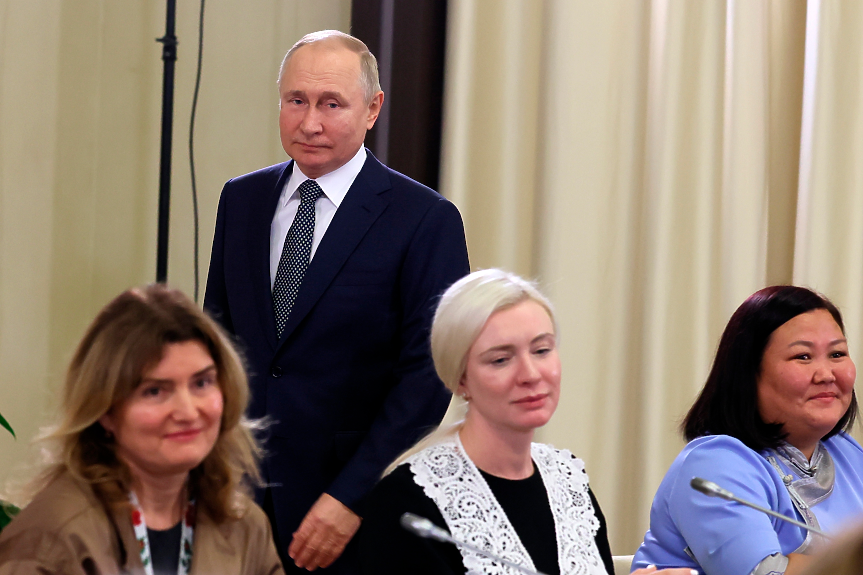 ДЕНЯТ В НЯКОЛКО РЕДА: Путин утешава войнишки майки 