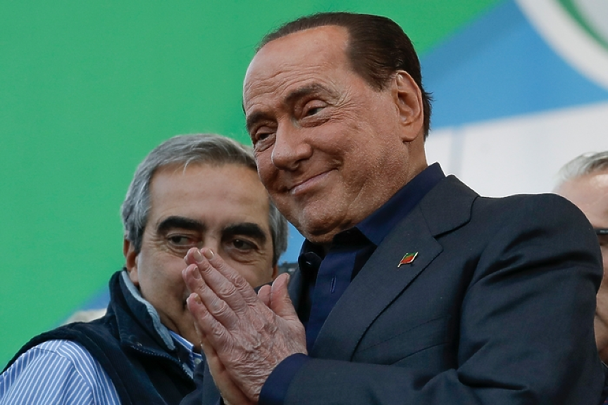 Берлускони обеща автобус с проститутки на отбора си, ако победи гранд