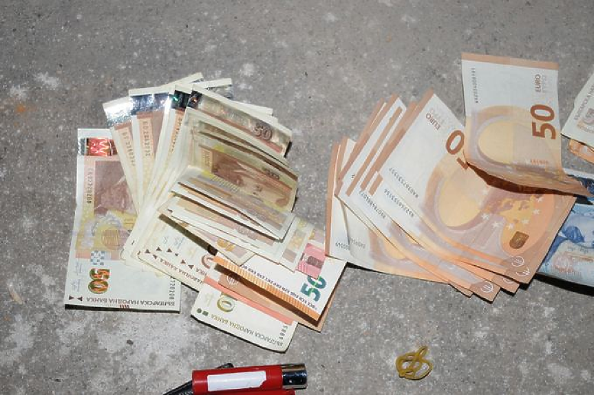  Баща и син откраднаха 10 000 евро от шофьор, който ги качил на стоп
