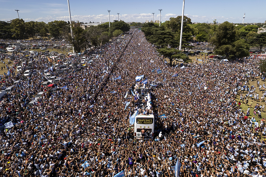 Посрещането: Пет милиони ликуваха и вилняха в Буенос Айрес 