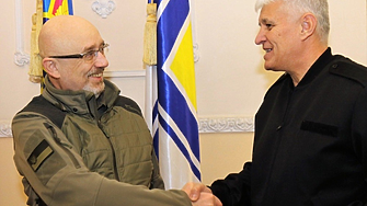 Военният министър е на посещение в Украйна