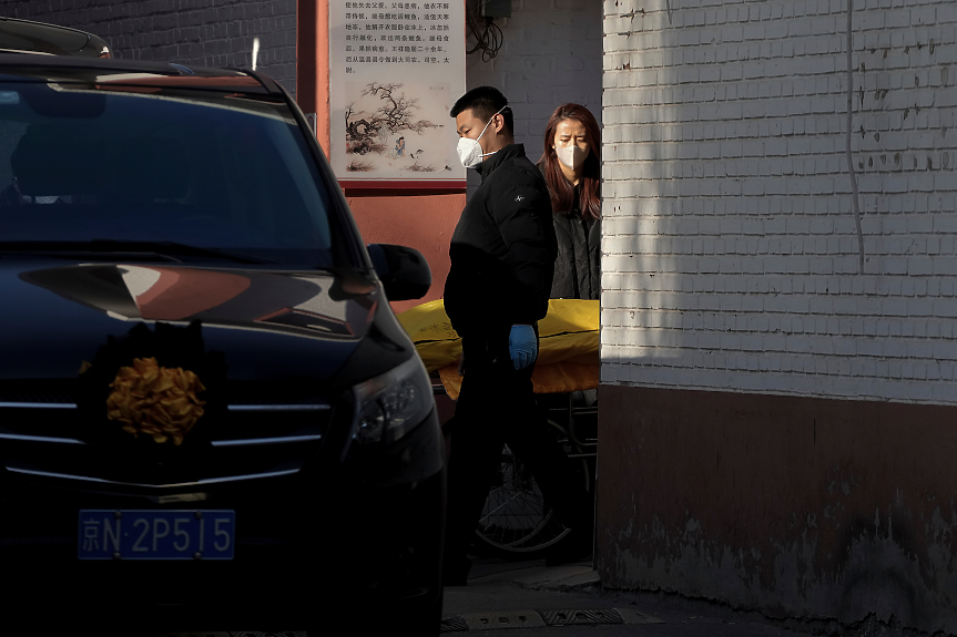 Китай съобщи за близо 60 000 починали с COVID за около месец