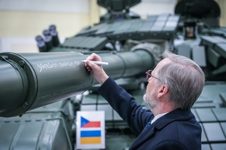 Чешкият премиер лично се подписа на танк, изпратен на Украйна