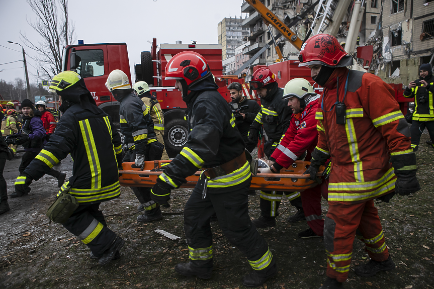 40 станаха жертвите на руския удар по жилищна сграда в Днипро