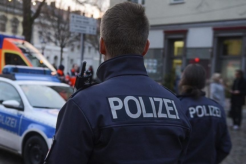 Мъж уби двама тийнейджъри и рани седем във влак в Германия