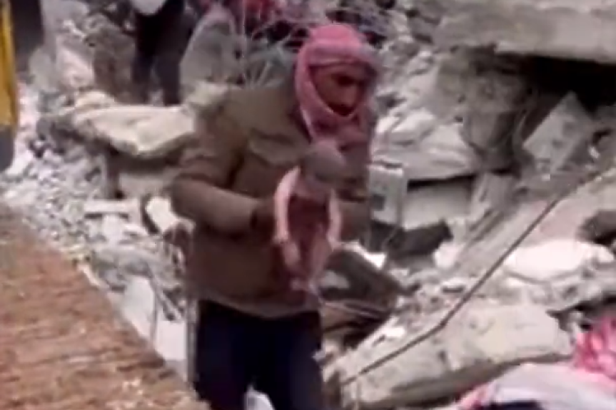 Бебе, родено под руините на дома си, бе спасено в Сирия (ВИДЕО)