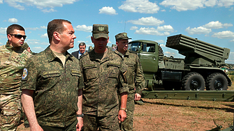 Медведев: Малорусите скоро няма да имат море. Ще пеят Yellow Submarine на Днепър