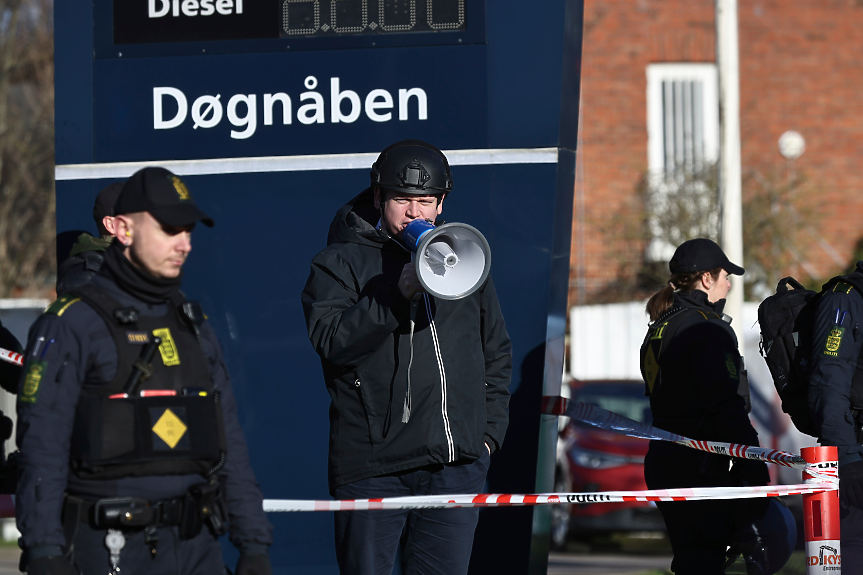 Крайнодесният политик Расмус Палудан изгори Корана пред джамия в Копенхаген