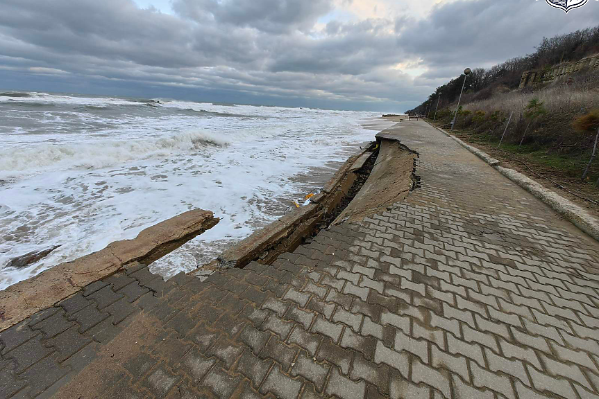 Пропадна крайбрежната алея на Обзор - заради лошото време