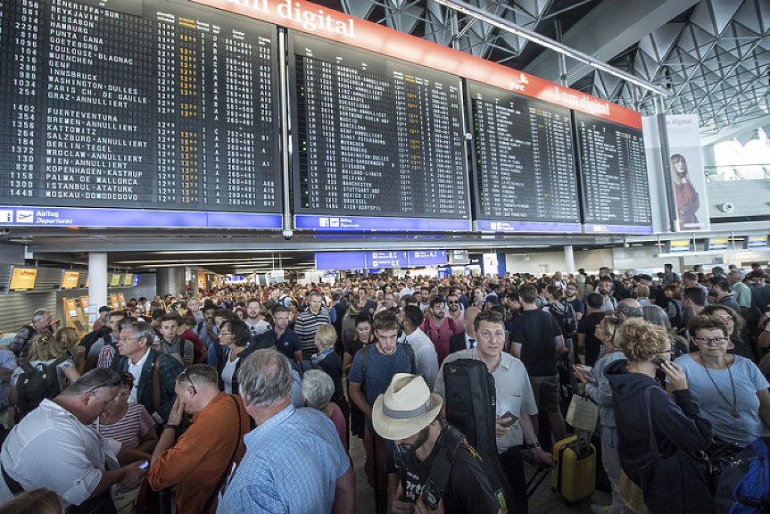 Технически проблем затвори летището във Франкфурт