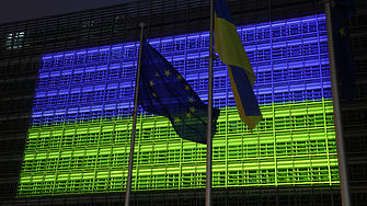 Евроинституциите в Брюксел – в цветовете на украинското знаме (СНИМКИ)