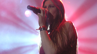 Флоор Янсен от Nightwish с нежна соло песен (ВИДЕО)