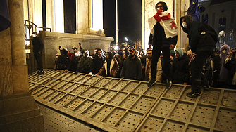 Сблъсъци между протестиращи и полиция пред грузинския парламент (ВИДЕО)