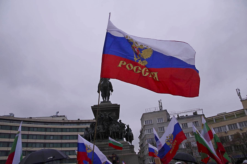 Руското знаме над българското - на Шипка и в София (СНИМКИ)