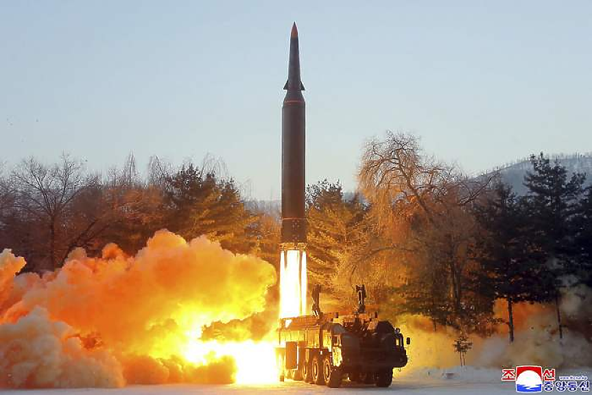 Пхенян изстрелва ракета преди среща на премиерите на Япония и Южна Корея