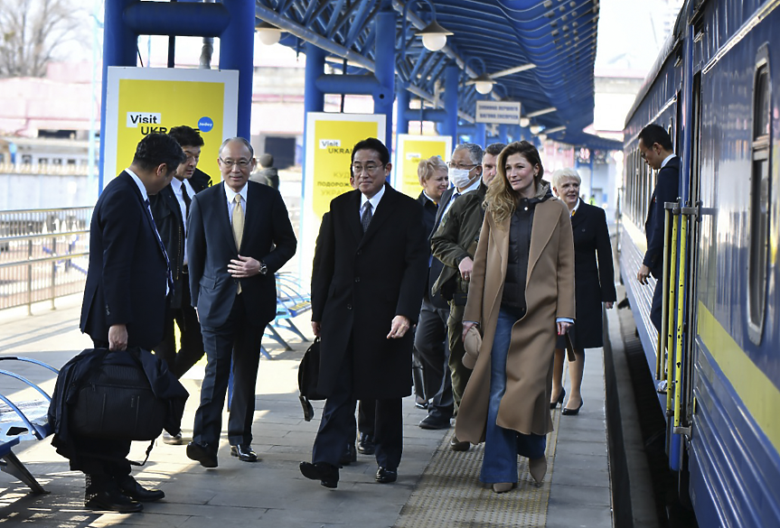 Японският премиер - на изненадваща визита в Киев (ВИДЕО)