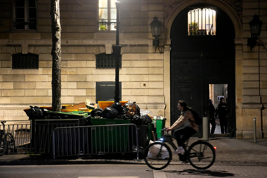 Правителството в Париж оцеля. Протестите продължават
