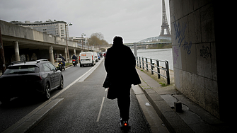 Вездесъщите електрически скутери под наем може скоро да напуснат Париж