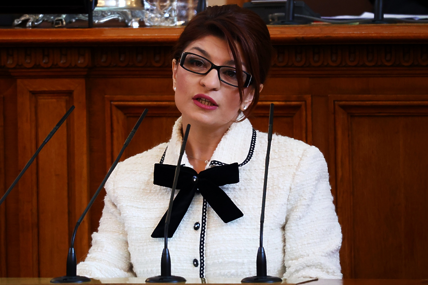 Десислава Атанасова: Нито една от партиите не може да реши политическата криза сама
