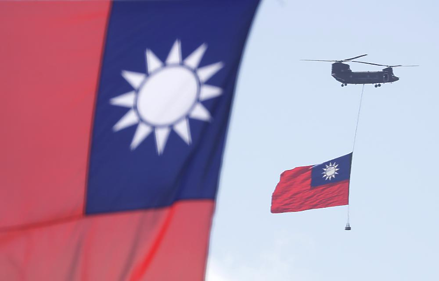 Китайски и тайвански военни кораби са застанали едни срещу други около средата на Тайванския проток