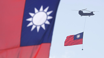 Китайски и тайвански военни кораби са застанали едни срещу други около средата на Тайванския проток