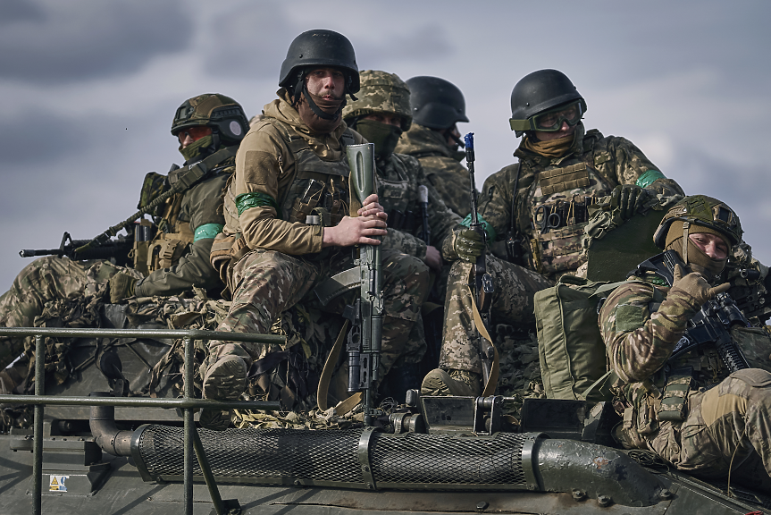 Украйна готви 40 000 военни в 8 бригади за контранастъпление