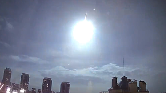 НЛО, спътник, метеорит? Бяла светлина озари Киев, последва взрив (ВИДЕО)