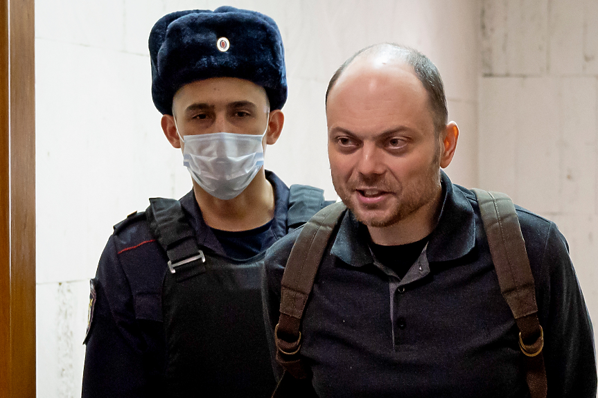 Руският журналист Владимир Кара-Мурза бе осъден на 25 г. затвор за държавна измяна
