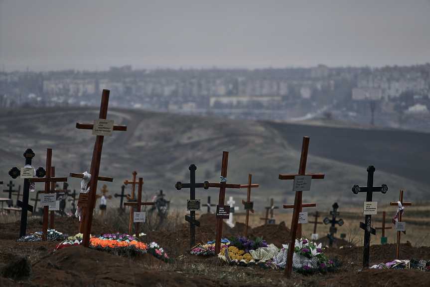 Ново дъно: руските окупатори крадат надгробни плочи