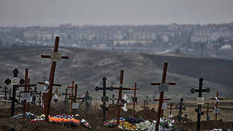 Ново дъно: руските окупатори крадат надгробни плочи