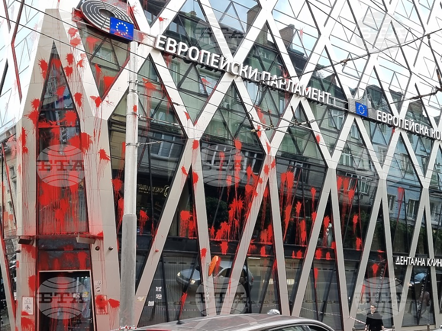 Сградата на ЕК в София беше залята с червена боя 