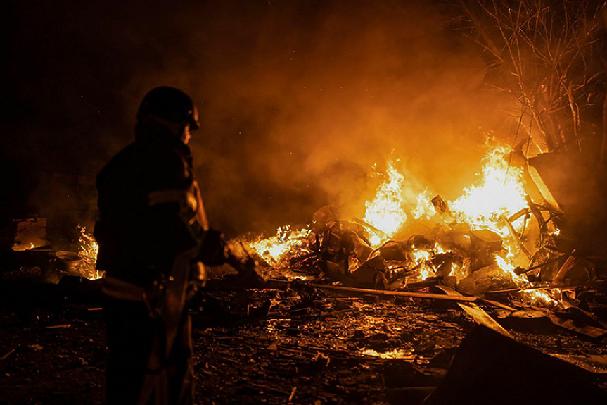 Въздушни атака над Киев, отломки от дронове предизвикаха пожари