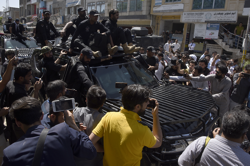 Арестуваха бившия премиер на Пакистан Имран Хан (ВИДЕО)