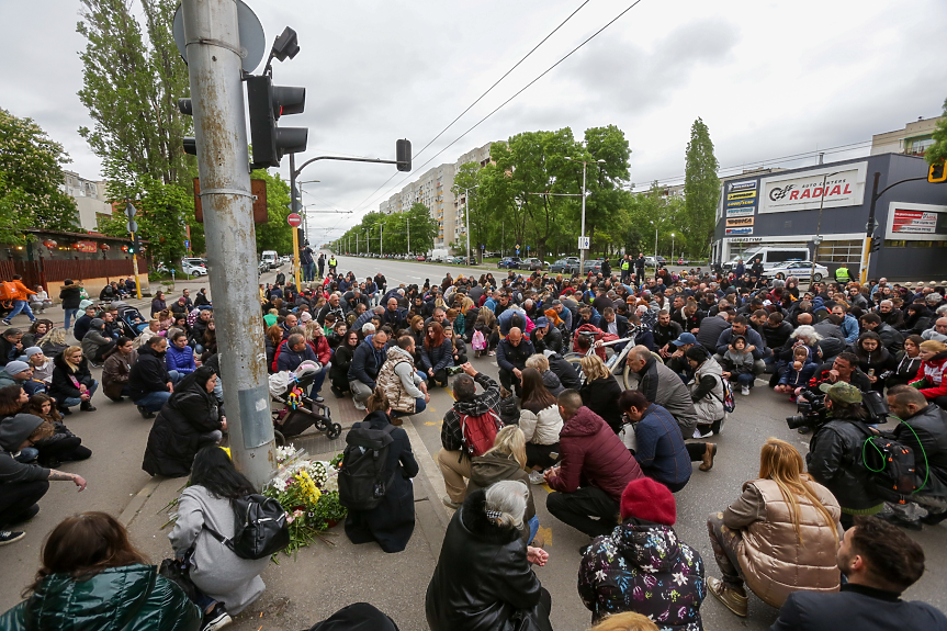 Стотици се събраха на столичния бул. “Сливница” заради инцидента, отнел живота на момче и момиче (СНИМКИ)