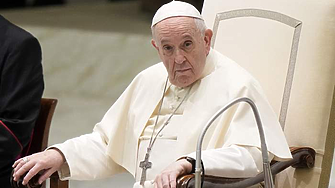 Подлагат папата на спешна операция