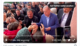 Ердоган раздава пари пред изборната си секция