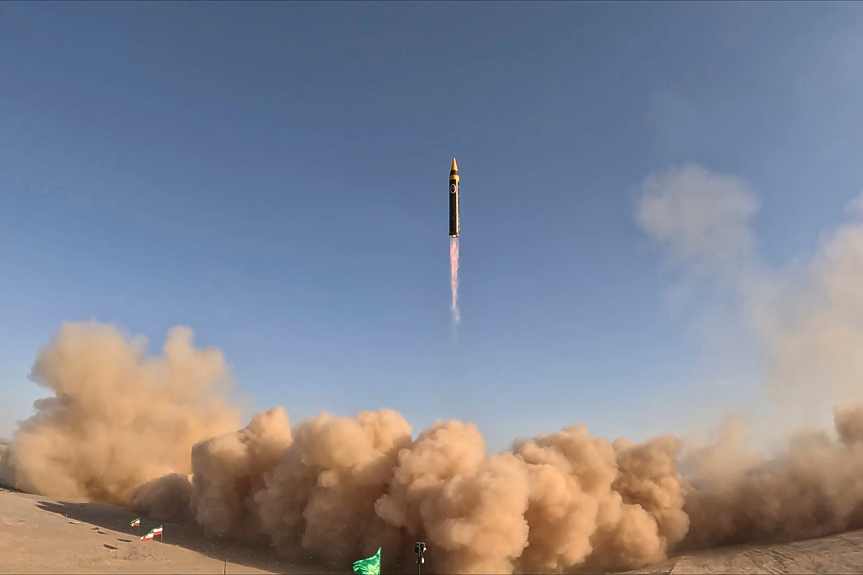 Иран съобщи, че успешно е изстрелял балистична ракета с обсег до 2000 километра
