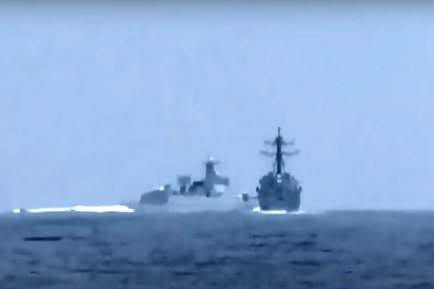 Китайски боен кораб пресече пътя на американски разрушител в Тайванския проток (ВИДЕО)