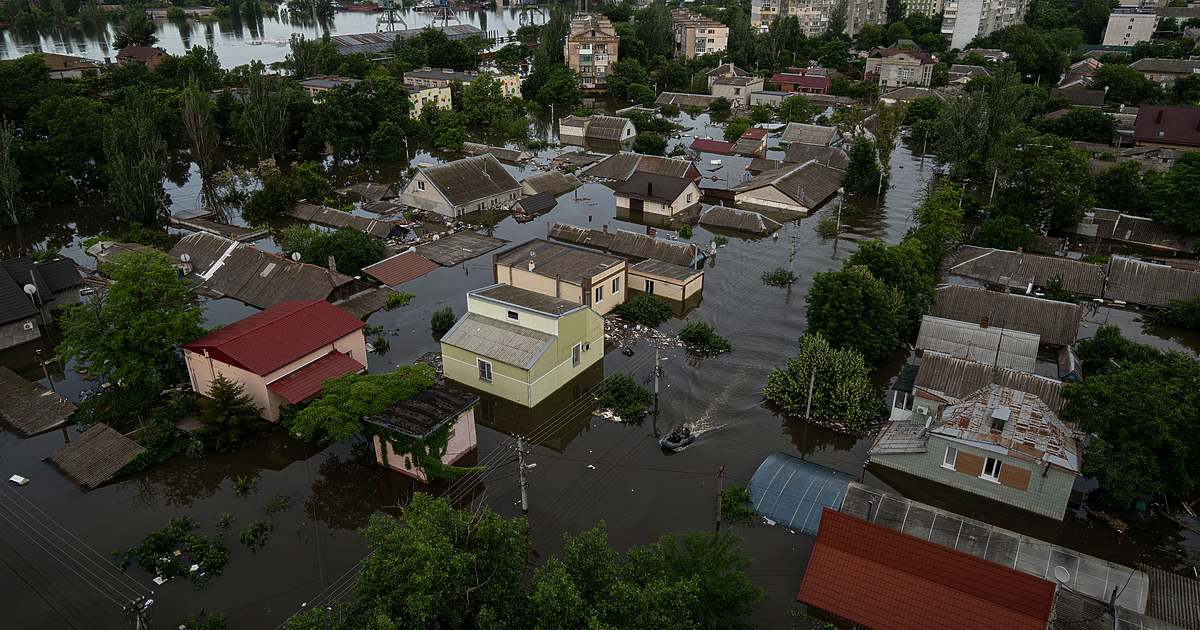 Нивото на водата в наводнения южноукраински град Херсон е започнало