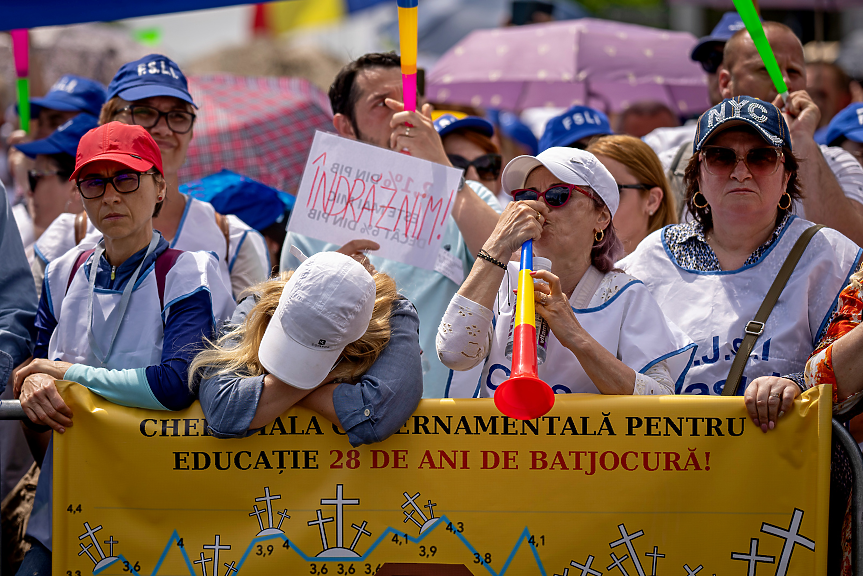 Румънското правителство предложи 25% увеличение на заплатите на стачкуващите учители