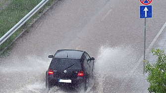 Жълт код за гръмотевични бури и интензивни валежи в почти цяла България