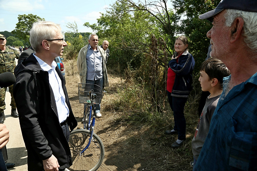 Премиерът Денков посети пострадалите от наводнения