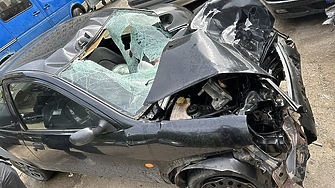 Автомобил със 7 деца катастрофира, две са загинали