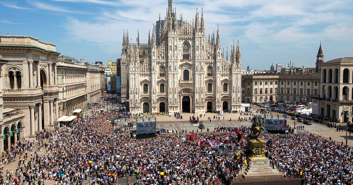 Привърженици на бившия италиански премиер Силвио Берлускони се стекоха в Милано