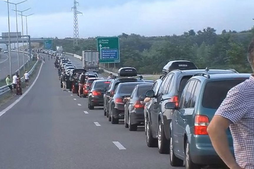 Колони от коли на вход за Гърция през Маказа 
