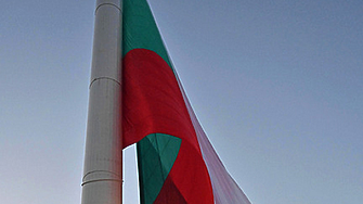 ДЕНЯТ В НЯКОЛКО РЕДА: Голямо българско знаме. Около него - малки руски знамена