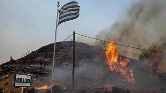 Евакуираха 2600 души на Корфу, стихията бушува седми ден на Родос