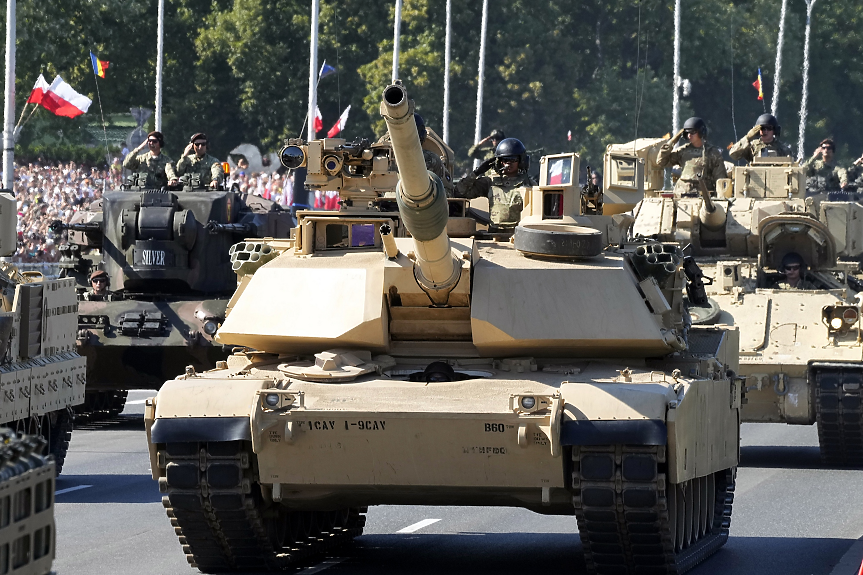 Полша показа модерни оръжия на най-големия в историята си военен парад
