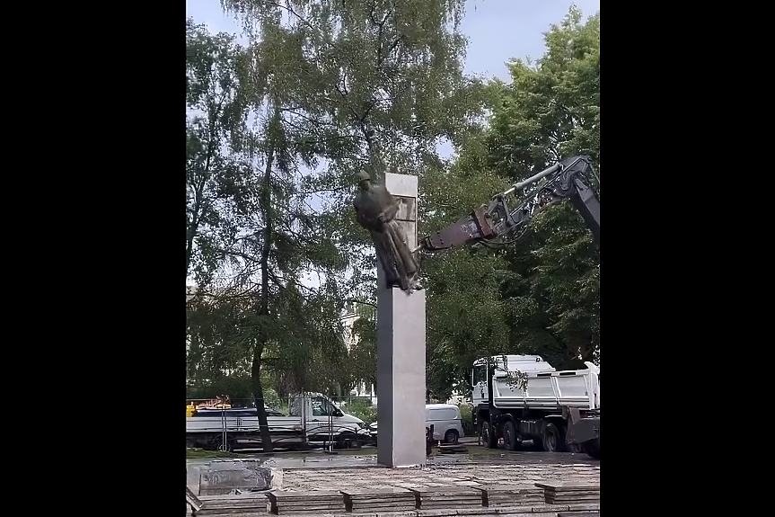 Вижте как пада паметник на съветския воин в Полша - по правителствена програма (ВИДЕО)